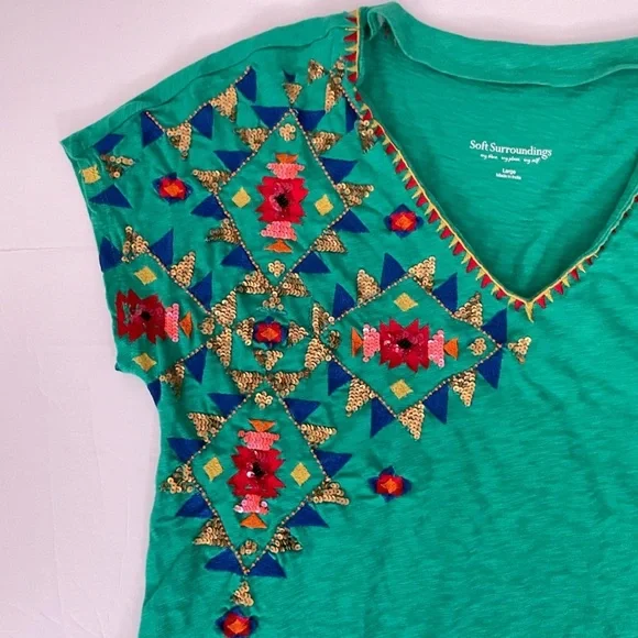 SOFT SURROUNDINGS Passion Flower Sequin Tee Parakeet large - Picture 2 of 8